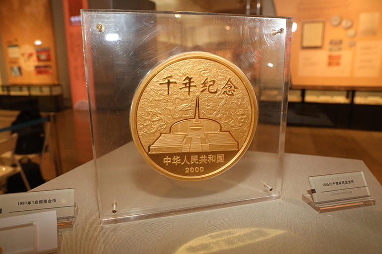 10公斤千禧年纪念金币.JPG