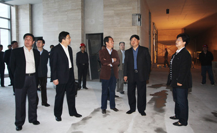 与会领导参观新馆建设
