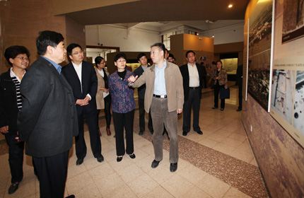 与会领导参观南水北调展览