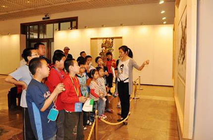 小记者们在《赵贵德捐赠绘画作品展》展厅听讲解