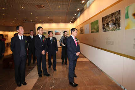 来宾参观展览