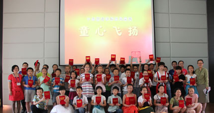 小志愿讲解员合影留念