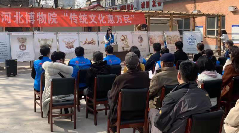 观众们聆听“国宝”故事.jpg