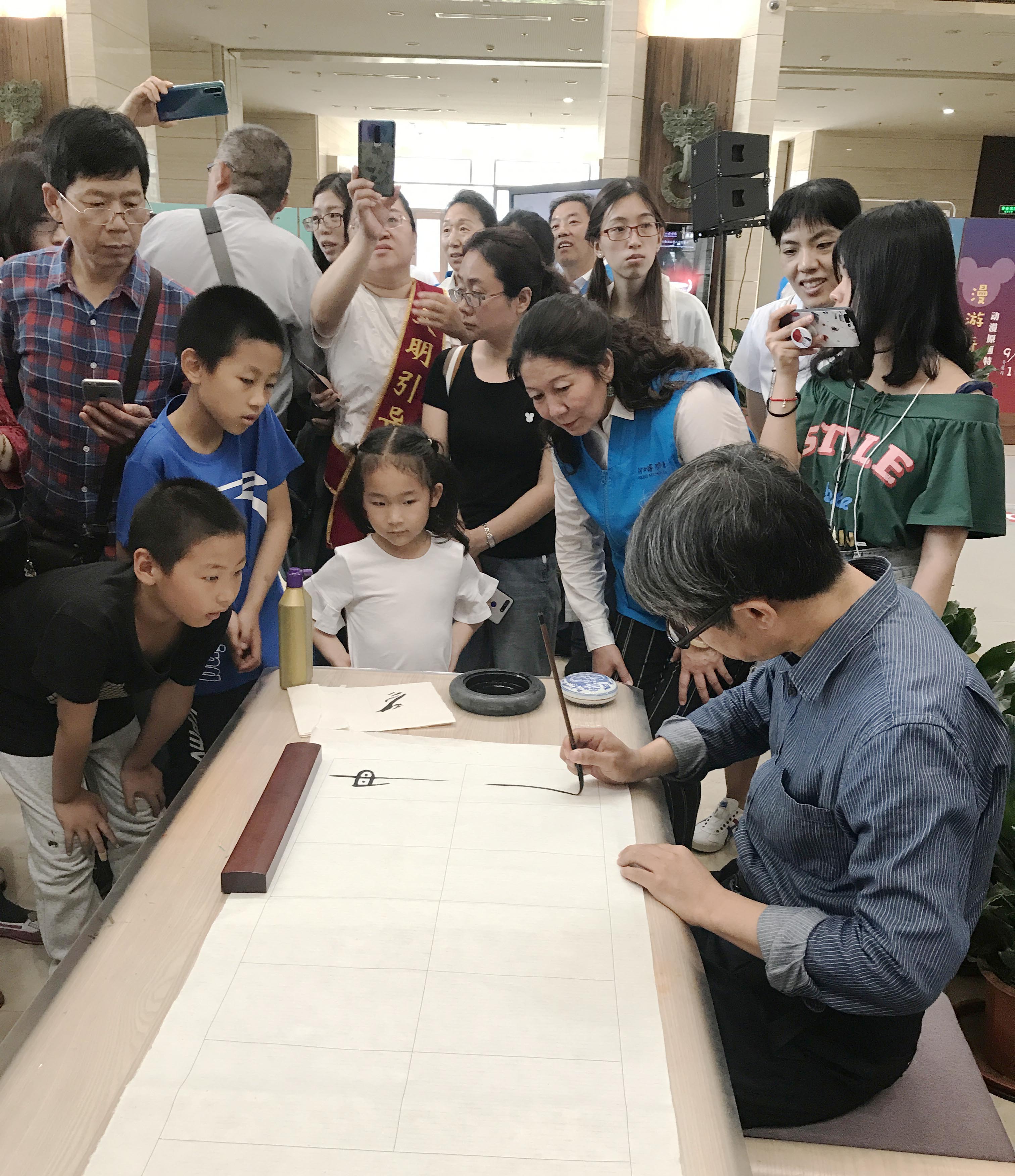 印象中山活动：现场书写中山篆书.jpg