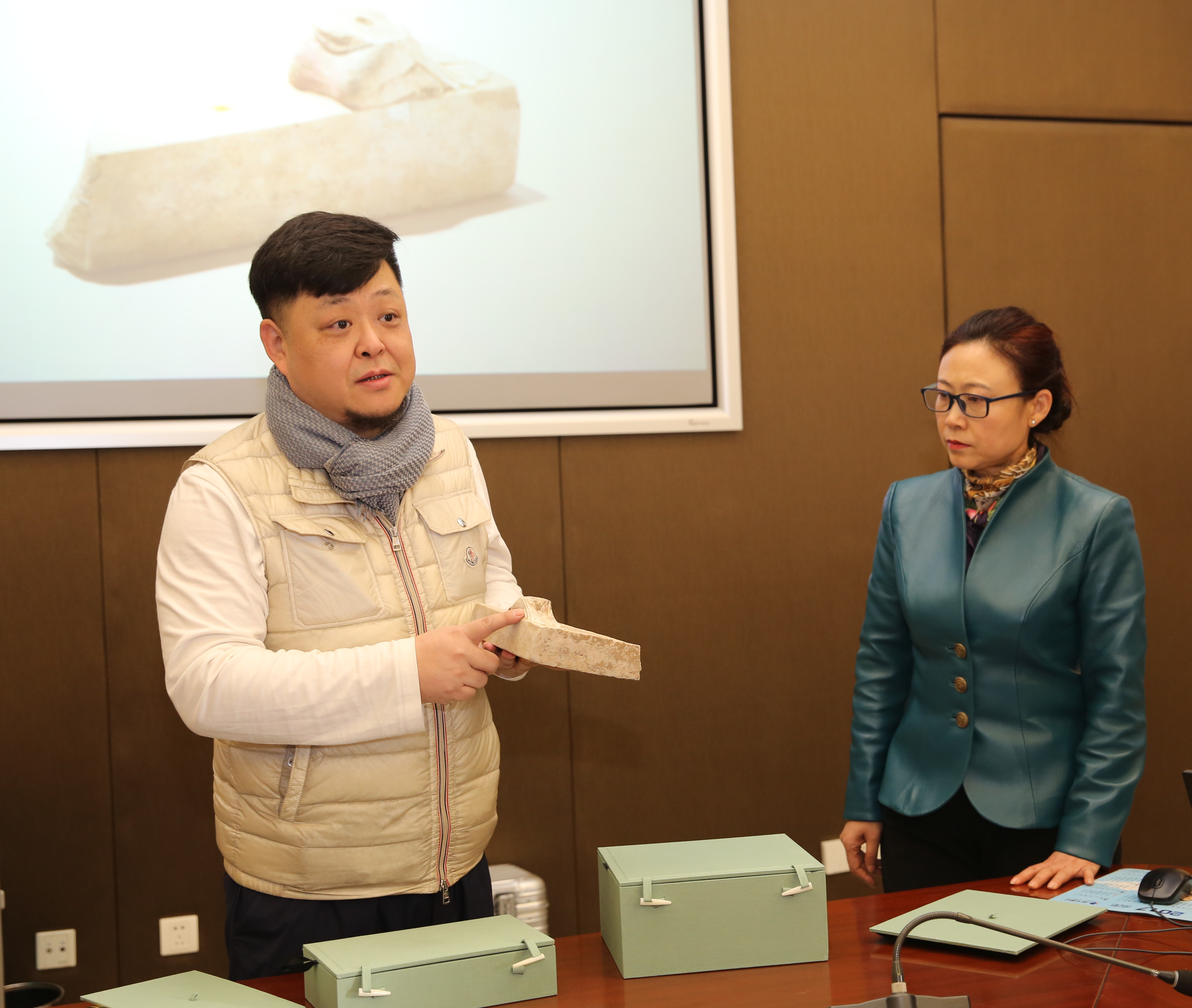 （图2）郭鹏先生展示拟向河北博物院捐赠的古代石刻制品.jpg