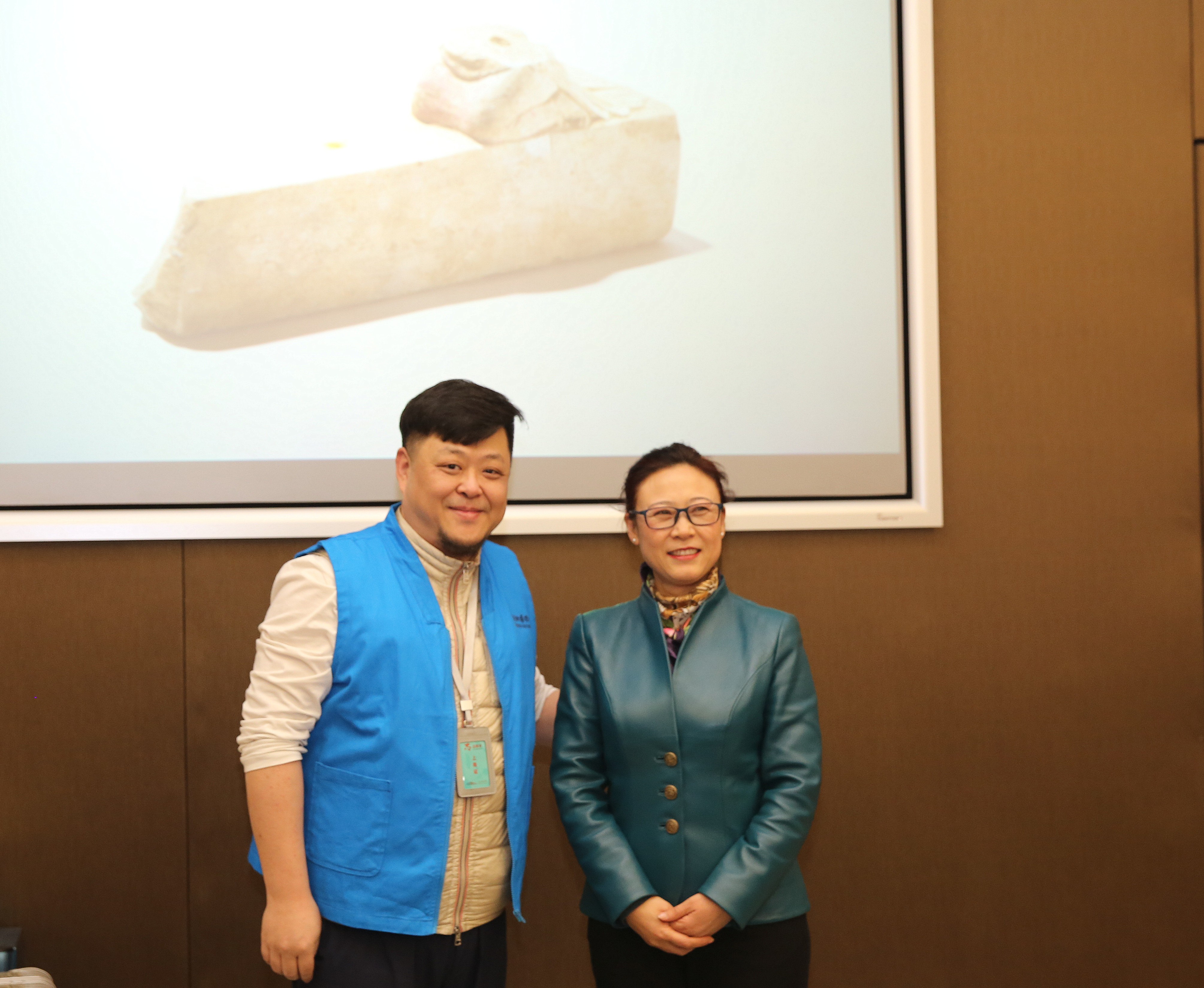（图3）罗向军院长为郭鹏先生授志愿者胸牌和志愿者服装.jpg