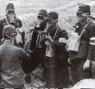 1942年5月下旬，日军大“扫荡”冀中定县北疃村时，封堵地道口放火放毒