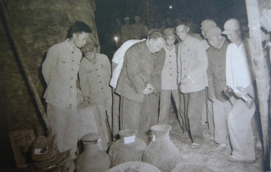 中国科学院院长郭沫若在发掘现场（左三）