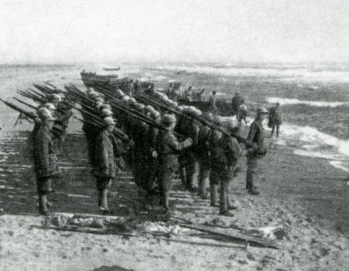 1944年，冀热辽部队准备海上训练。（图鉴272）