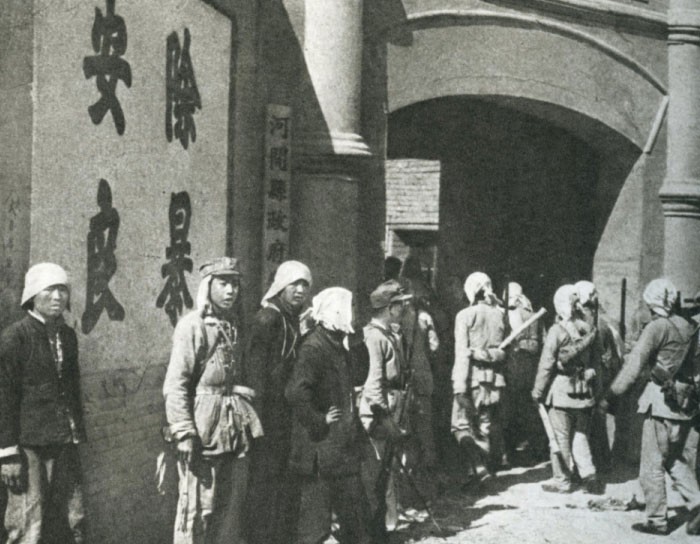 1945年5月9日，八路军解放河间县，进占伪县政府。（晋察冀306）