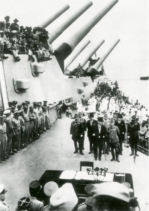 1945年9月2日，在停泊于东京湾的美国“密苏里”号战列舰上，日本政府代表签字向同盟国无条件投降。次日，当时的国民政府下令全国放假，悬旗三日庆祝。1951年8月13日，中华人民共和国政务院发布通告，规定9月3日为中国抗战胜利纪念日。