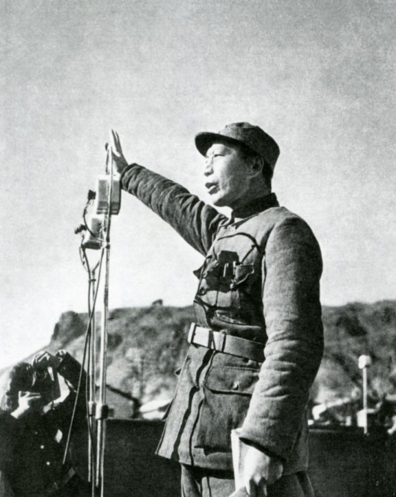 聂荣臻在张家口边区各界庆祝抗日战争胜利大会上讲话。（晋察冀332）