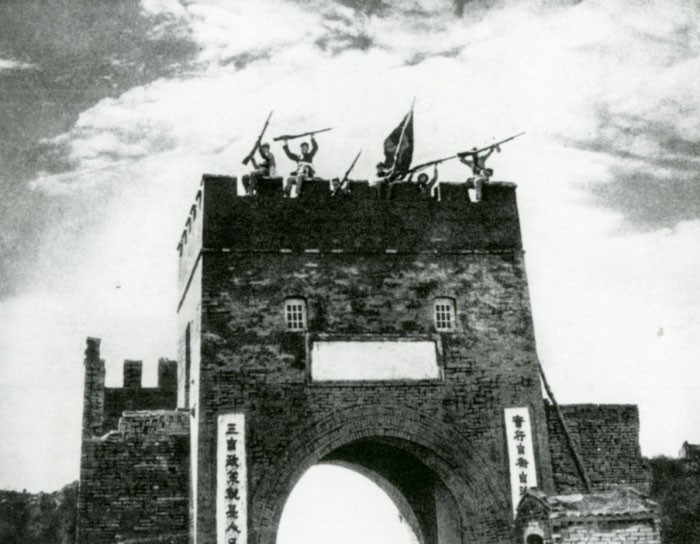 八路军在廊坊安次县城欢呼胜利。