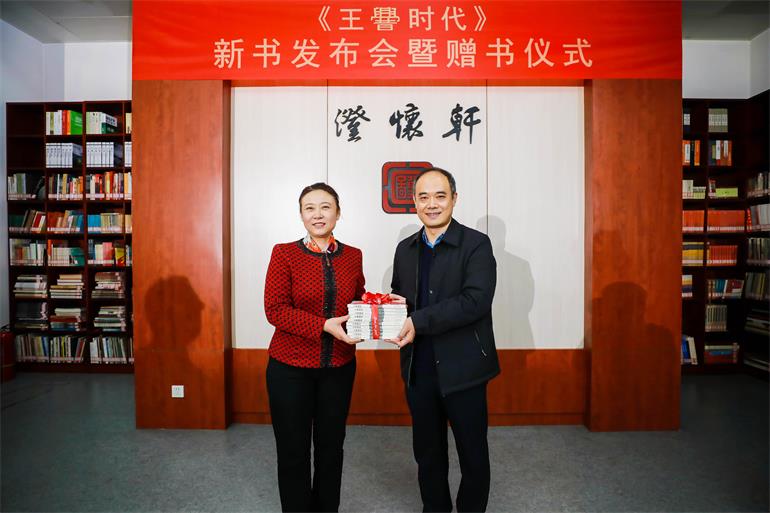 7河北人民出版社向河北博物院赠送《王cuo时代》.jpg