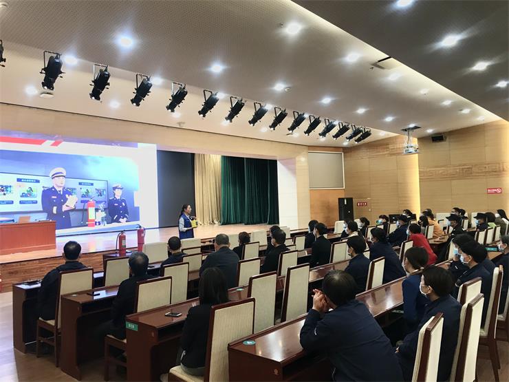 讲解消防器材使用方法.jpg