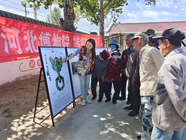 队员在张北县白城子村为村民们讲解主题巡展内容.jpg