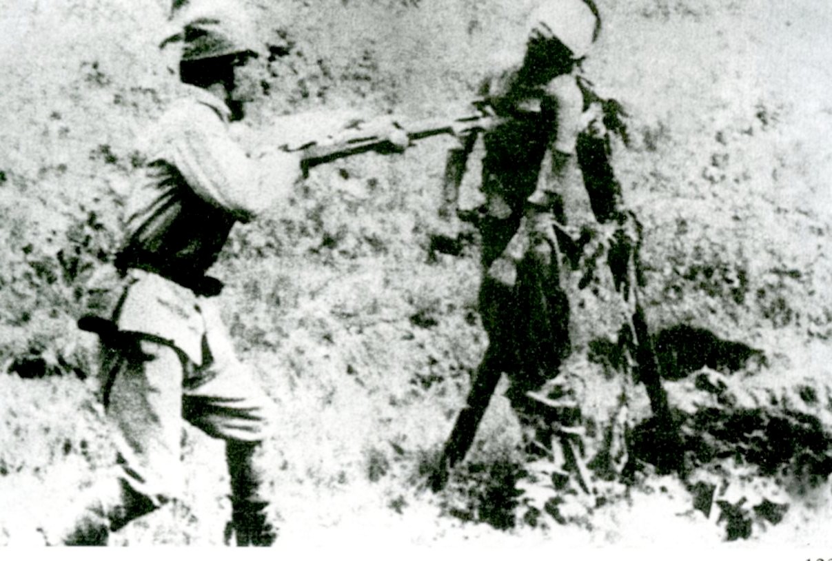 1937年9月，在天津附近，日军士兵用中国人的躯体练刺杀。